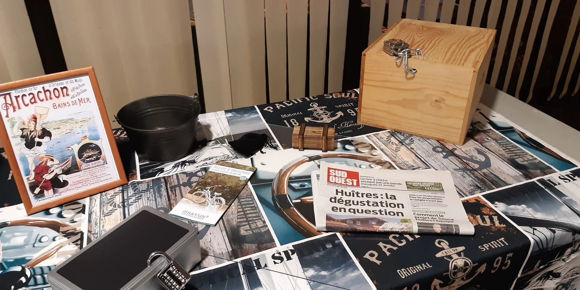 Escape game sur table, tous les éléments pour résoudre l'énigme sont sur la table