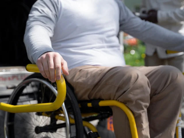 homme dans un fauteuil roulant
