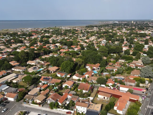 Vue aérienne d'une partie de la commune de Gujan-Mestras