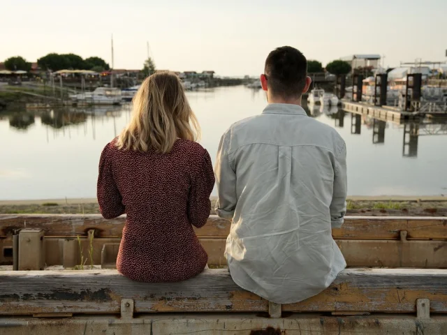 Jeune couple observant le port de Larros
