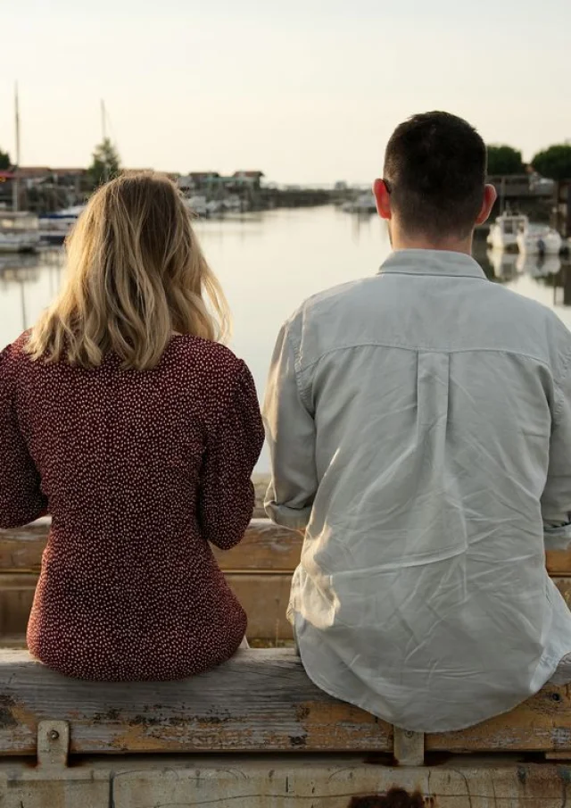 Jeune couple observant le port de Larros