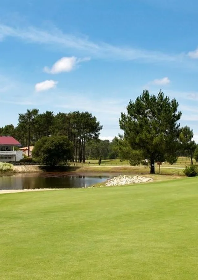 Photo de l'extérieur du golf de Gujan avec le club house en fond