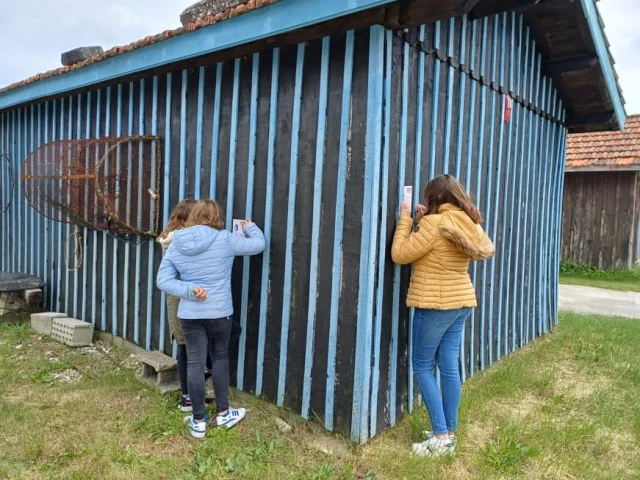 Personnes participant à un jeu de piste