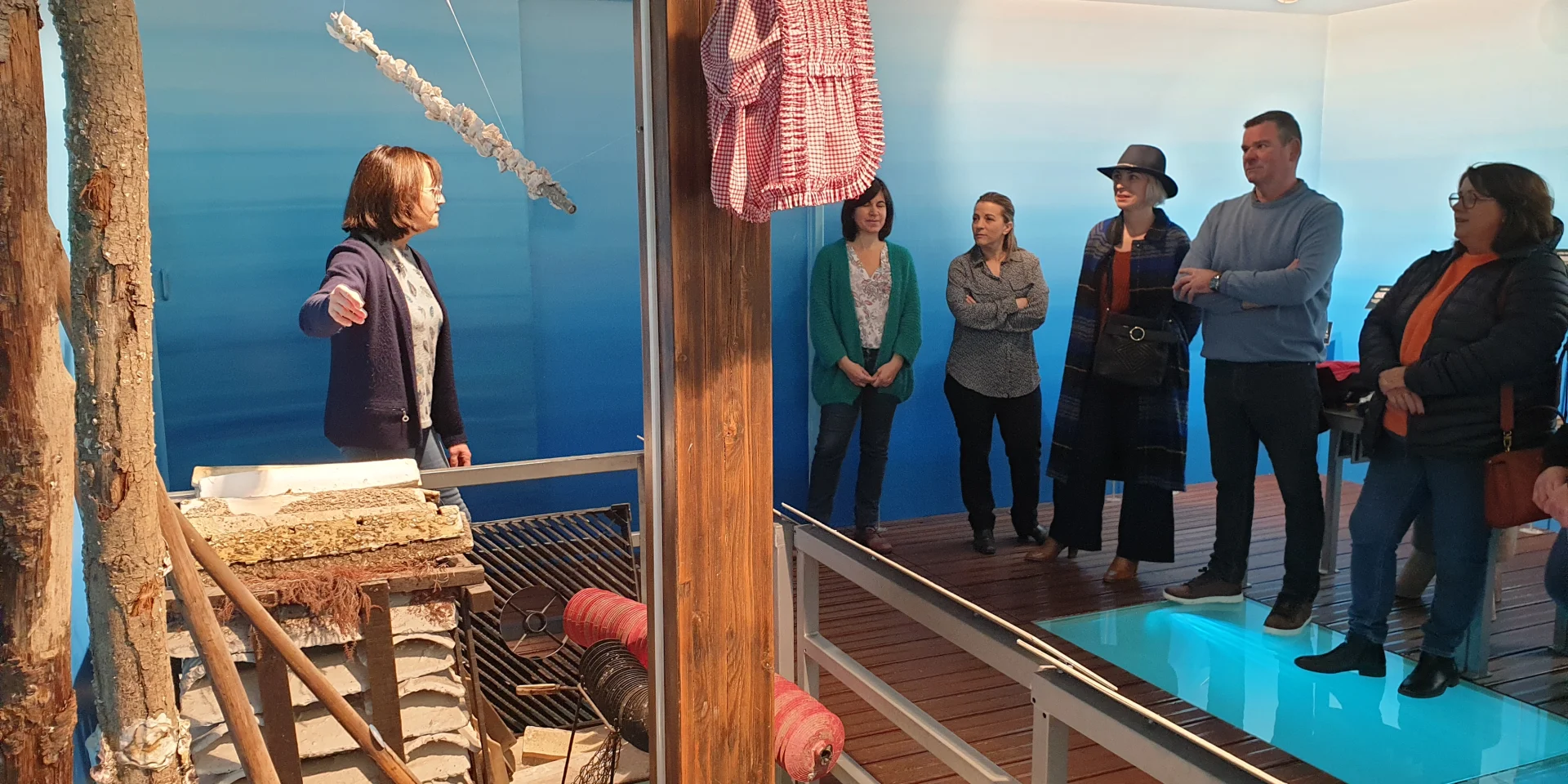 Personnes participant à une visite de la Maison de l'huitre