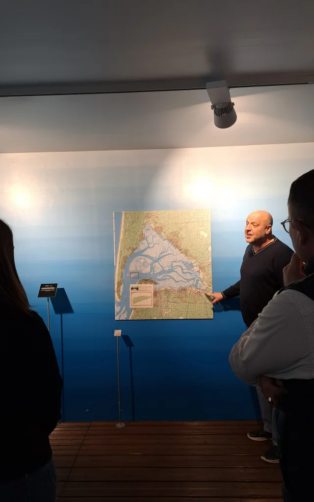 Personnes écoutant les explications de l'un des guides de la maison de l'huitre