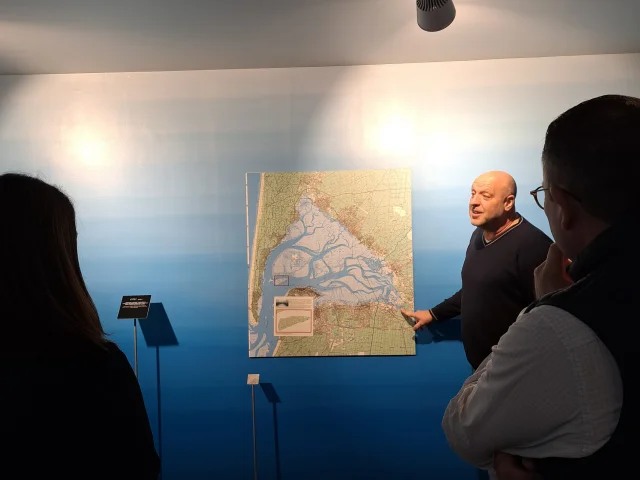 Personnes écoutant les explications de l'un des guides de la maison de l'huitre