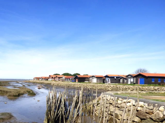 Vue sur différentes cabanes ostréicole présente sur le port de Larros.