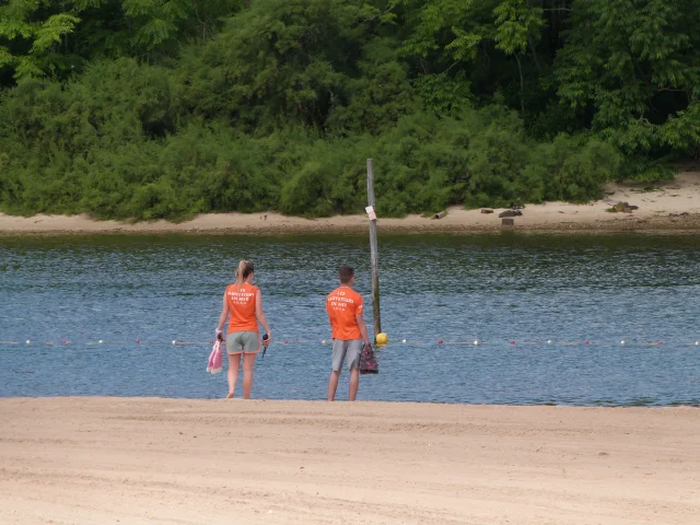 2 sauveteurs en mer présent à la plage de la Hume