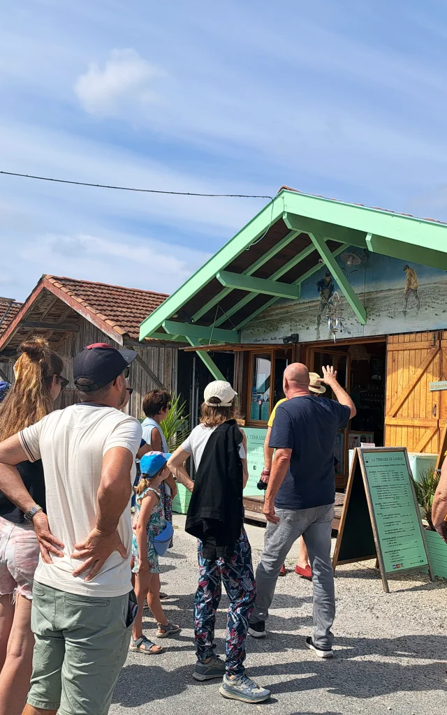 Guide sur le port de Larros qui explique l'histoire du port