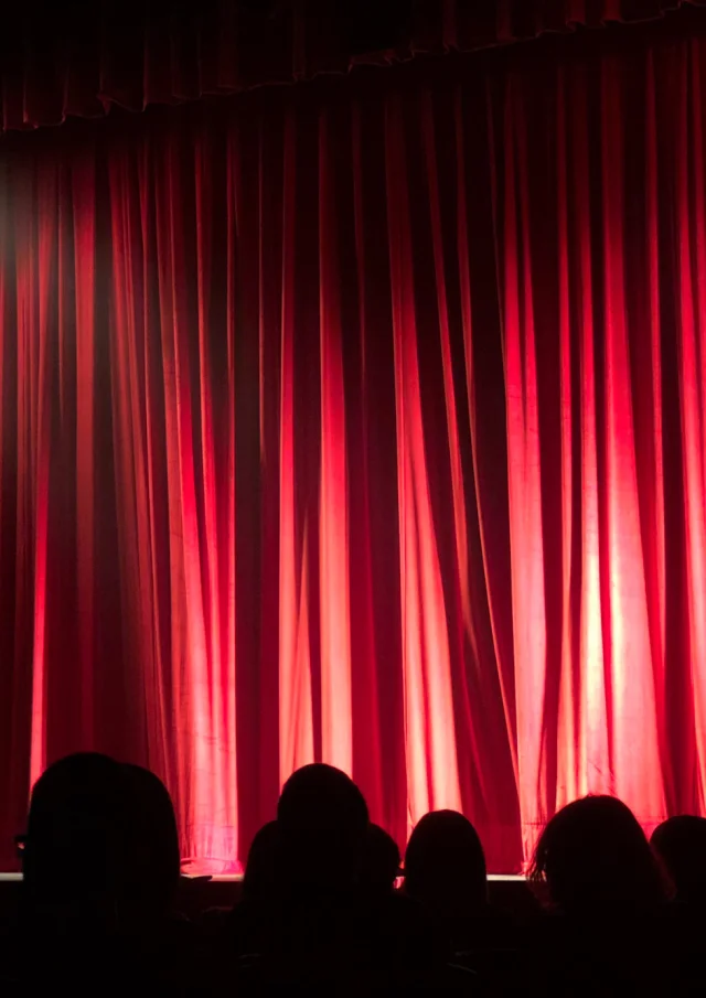 Salle de spectacle avec rideau fermé