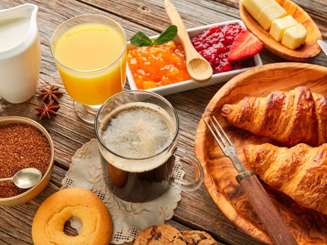 Photo d'un petit-déjeuner copieux sur une table en bois