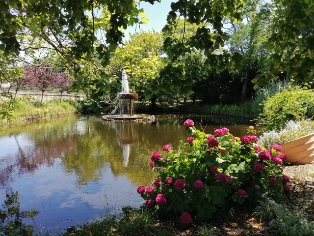 Entrée du parc de la Chêneraie avec le petit étang et les arbres fleuris