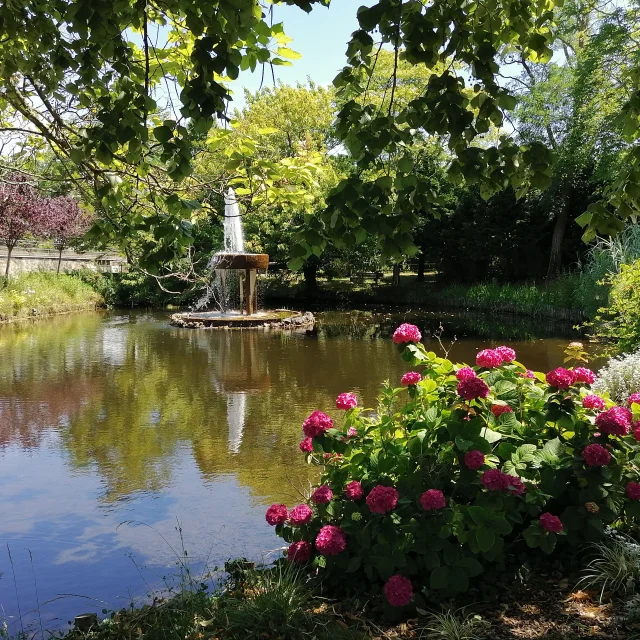 Entrée du parc de la Chêneraie avec le petit étang et les arbres fleuris