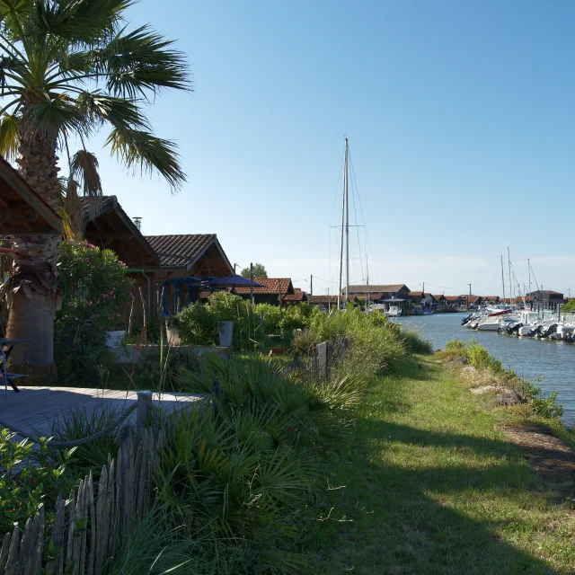 Port de Gujan, un des 7 port de la ville, avec les bateaux et les maisons/cabanes qui ont la vue sur le port