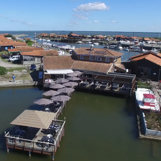 Vue aérienne du restaurant le Pavois situé au port de Larros