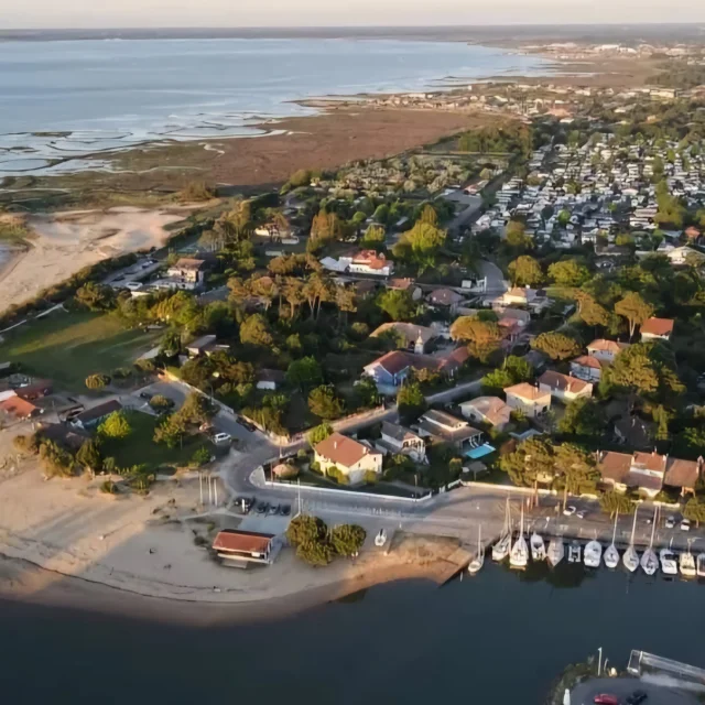 Vue aérienne en drone du quartier de la Hume avec la plage à marée basse et les habitations