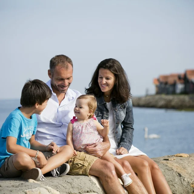 Famille de 4 personnes sur le port de Larros