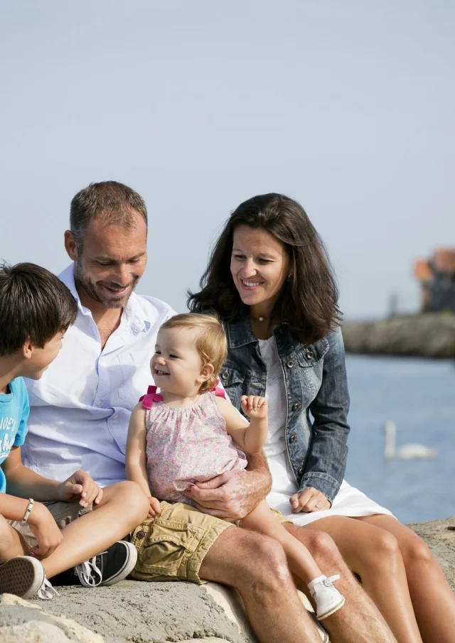 Famille de 4 personnes sur le port de Larros