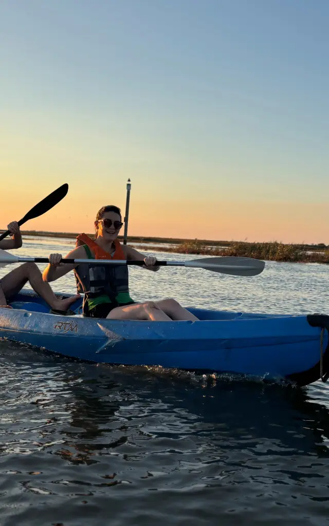 un kayak avec 2 personnes sur le bassin