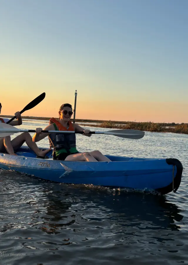 un kayak avec 2 personnes sur le bassin