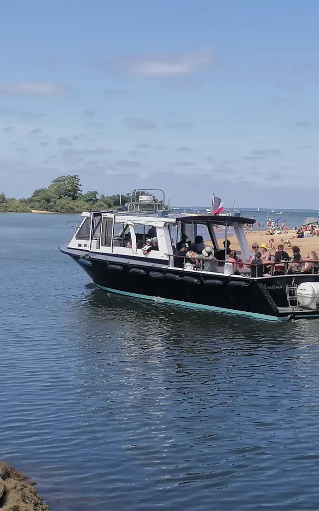 Bateau UBA qui sort du port de la Hume