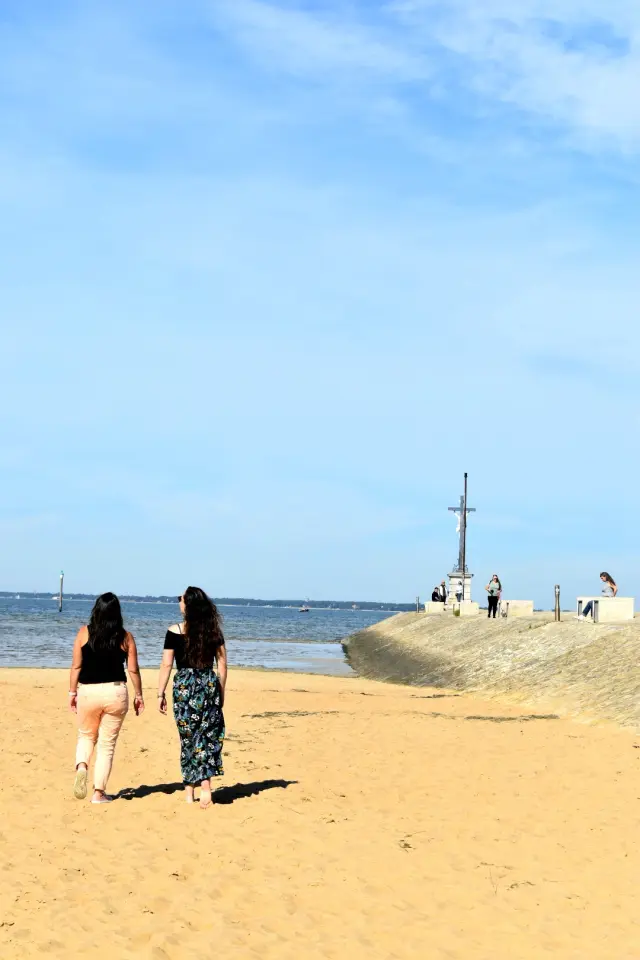 2 femmes qui marchentplage du port de Larros