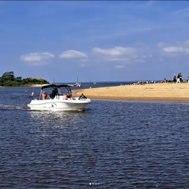 bateau dans le chenal de la Hume