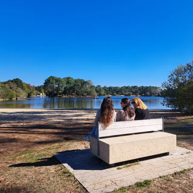 3 personnes assisses sur un banc au lac de la Magdeleine